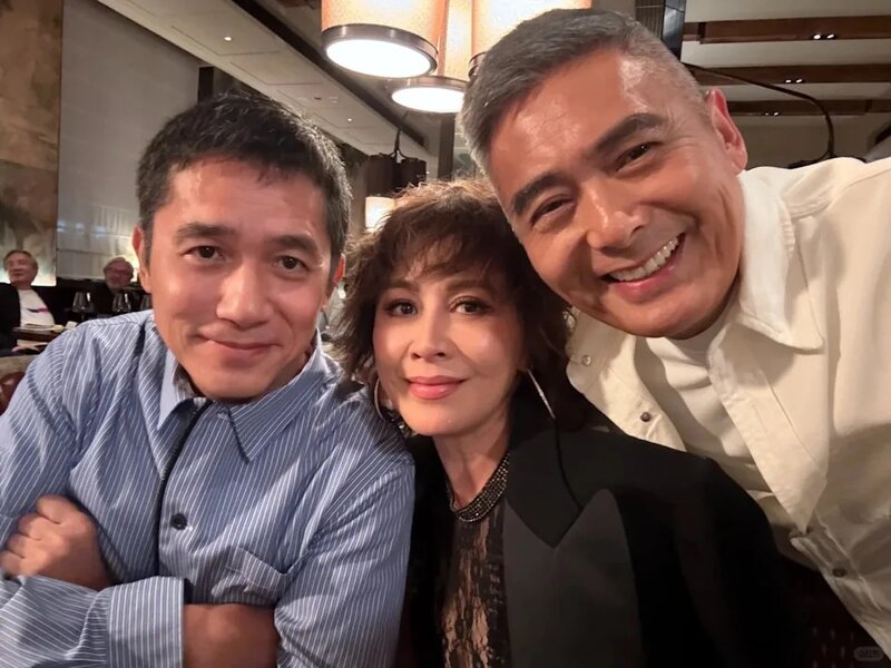 2 發哥拿手機，與劉嘉玲及梁朝偉合照，網民即時想到40年前的經典劇集《新紮師兄續集》。.jpg