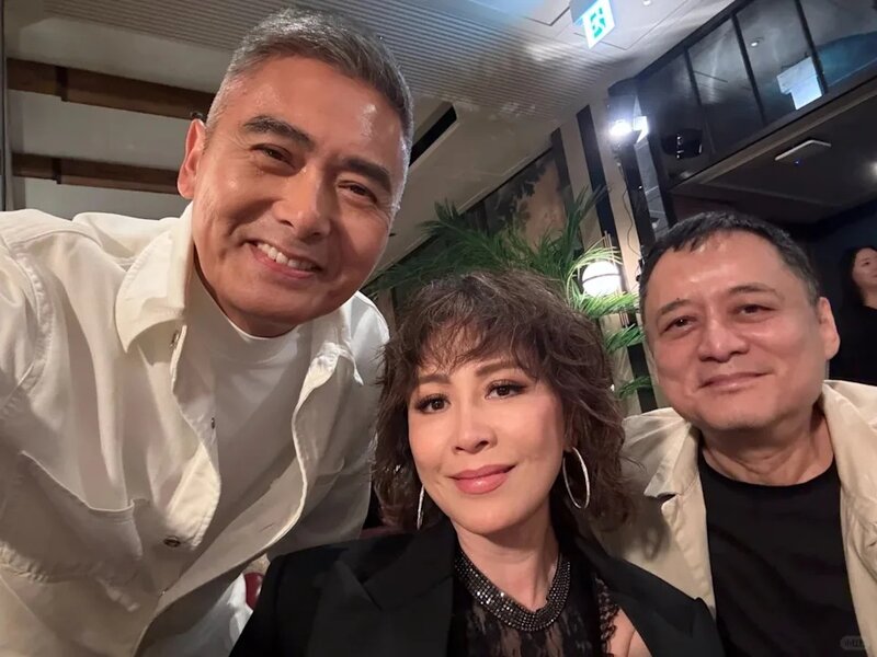 3 發哥又玩自拍，與劉嘉玲和美術大師張叔平合照。（IG@carinalau1208）.jpg