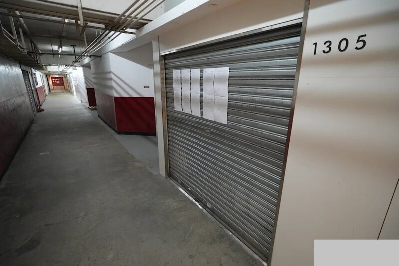 1 Channel C位於葵興宏達工業中心的辦公室已經落閘，閘上貼有兩封律師信。.jpg