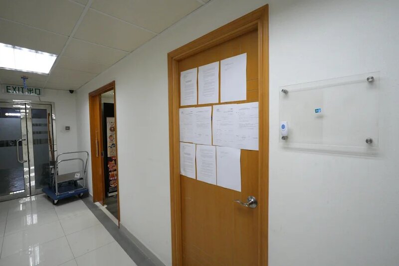 3 Channel C另一個位於同區美華工業大廈的辦公室，門上貼有兩封相同的律師信。.jpg