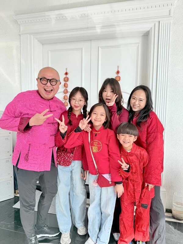 3 林盛斌與太太黃乙頤（原名黃碧玲）育有3女1子，經常曬全家福樂也融融.jpg