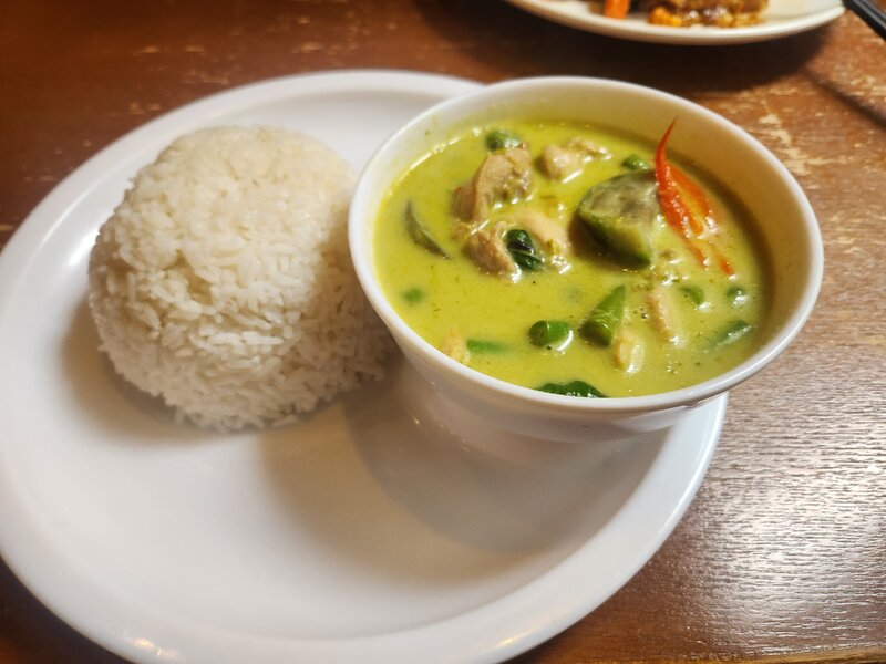 青咖喱雞配白飯.jpg