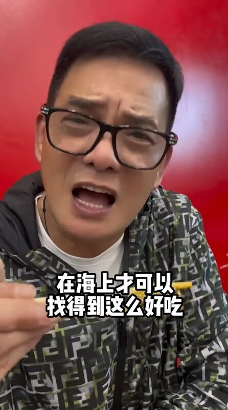 4 李國麟吃了一口生醃青龍蝦後，即時表情扭曲，眉頭緊皺，但他仍大讚好吃。.jpg