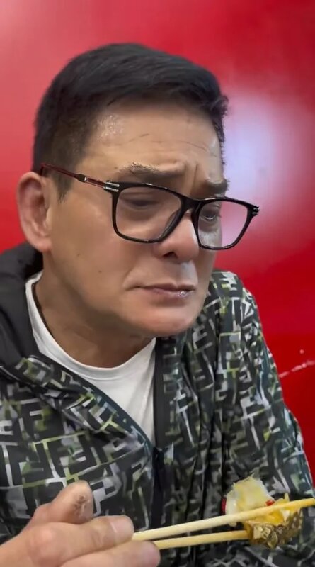 3 李國麟吃了一口生醃青龍蝦後，即時表情扭曲，眉頭緊皺，但他仍大讚好吃。.jpg