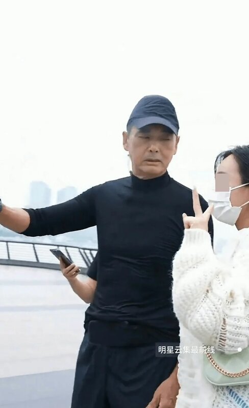 2 發哥疑似不滿少女仍戴着口罩.jpg