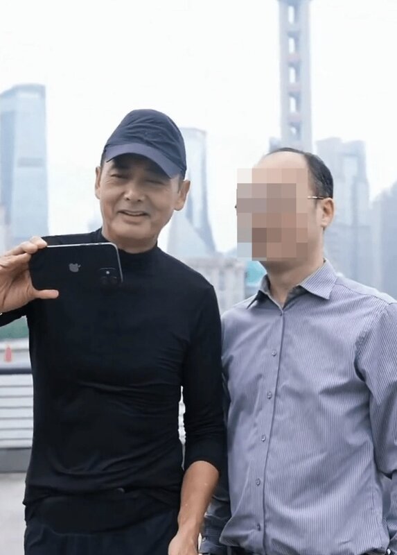 4  發哥扮黑面逗粉絲.jpg