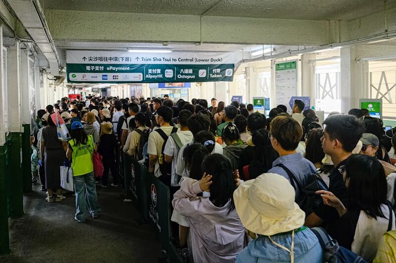 五一黃金周整體訪港旅客數目約 110 萬人次，較去年同期上升 22%，當中內地旅客約 92 .jpg