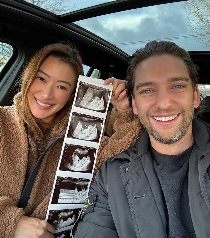 5 謝婷婷早前在IG貼出手持超聲波照與男友Mathew的合照，宣布懷第二胎。（IG@jennifert.jpg