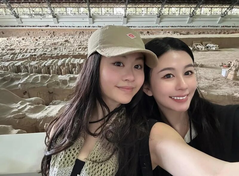2 沈月與妹妹沈日（左）同遊兵馬俑，合時時可見沈日顏值大升級，姊妹愈來愈相似。.jpg