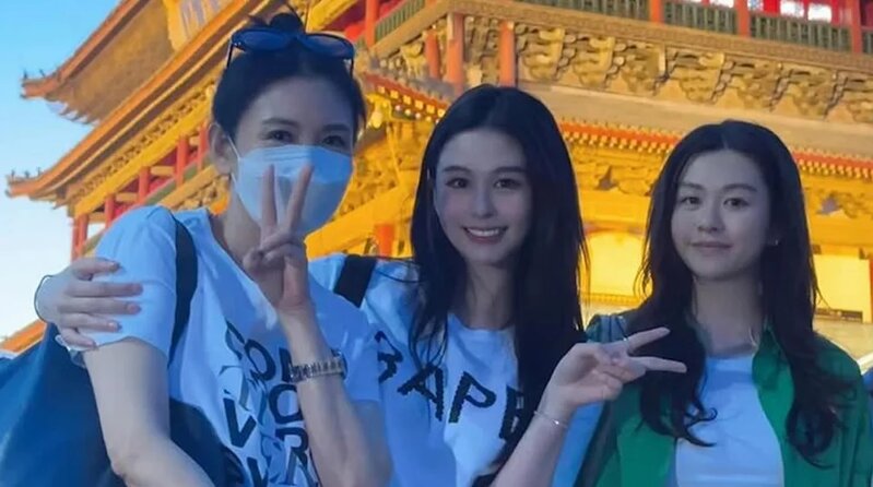 1  邱淑貞與女兒沈月及沈日合照，母女被讚看起來像三姊妹。.jpg