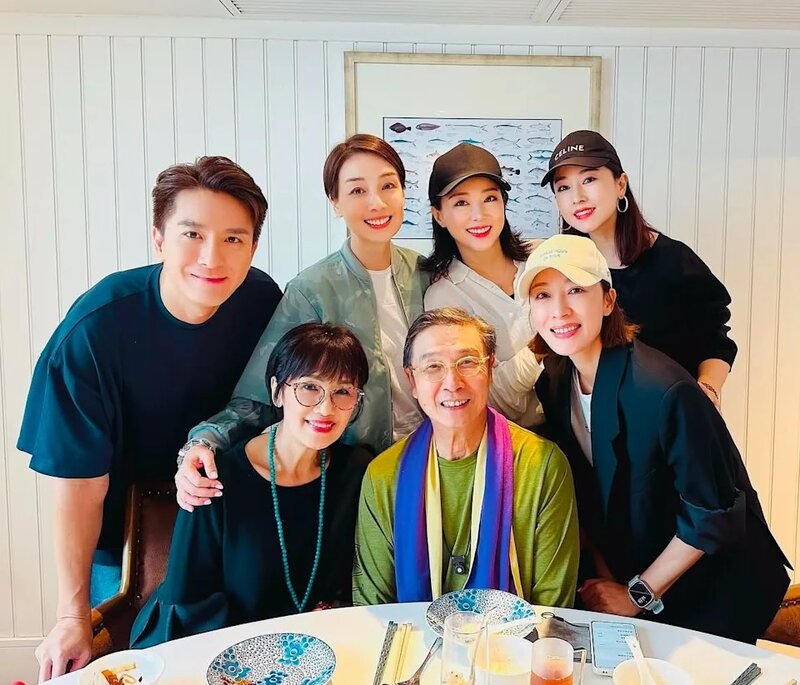 3 「鍾卓萬」劉松仁與「四太」楊怡合照.jpg