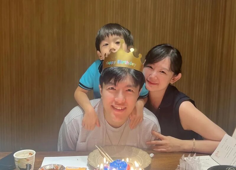 3 趙浚承2015年同北京女友結婚，二人現時育有一子.jpg