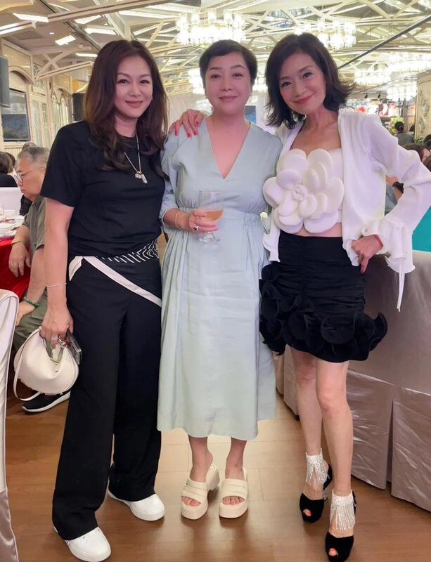 2 姚正菁（左）的全身照見到她樣貌與身材保養得宜，而且完全沒有肚腩，右為吳麗珠。.jpg