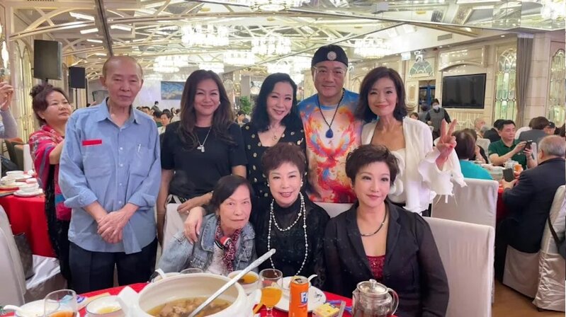 5 姚正菁（後排左二）出席母親節慈善晚宴，與多名藝人歡聚。.jpg