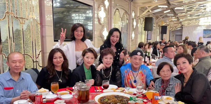 4 姚正菁（左二）出席母親節慈善晚宴，與多名藝人歡聚。.jpg