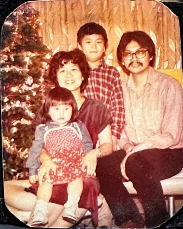 曾俊華指，該相片是 40 多年前拍攝，適逢今日母親節，向相中妻子致敬，.jpg