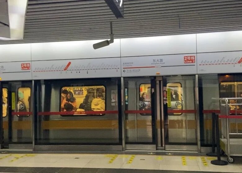 致3人恐慌躲避受傷 男子故意行為怪異被拘.jpg