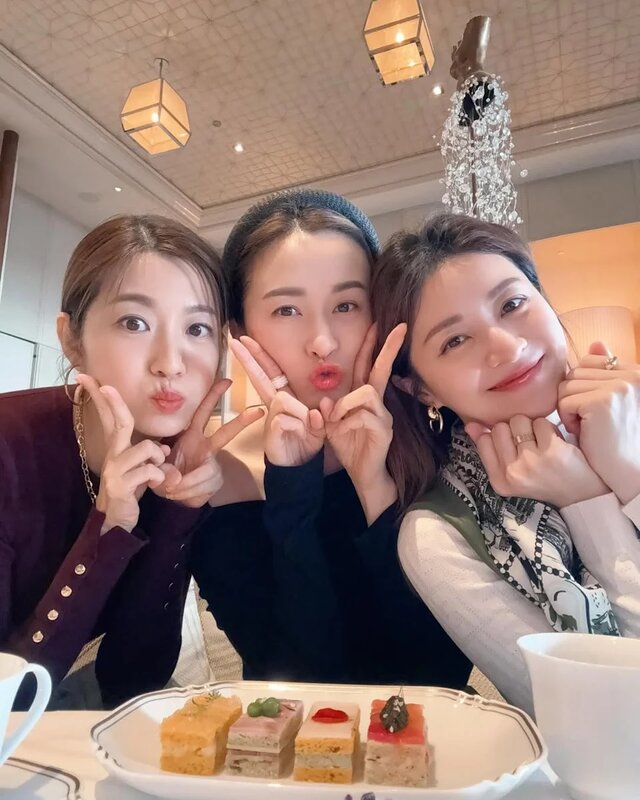 3   Yoyo日前與沈卓盈（中）及徐菁遙（右，原名徐淑敏）嘆下午茶，3名靚媽看上去仍很年輕。.jpg