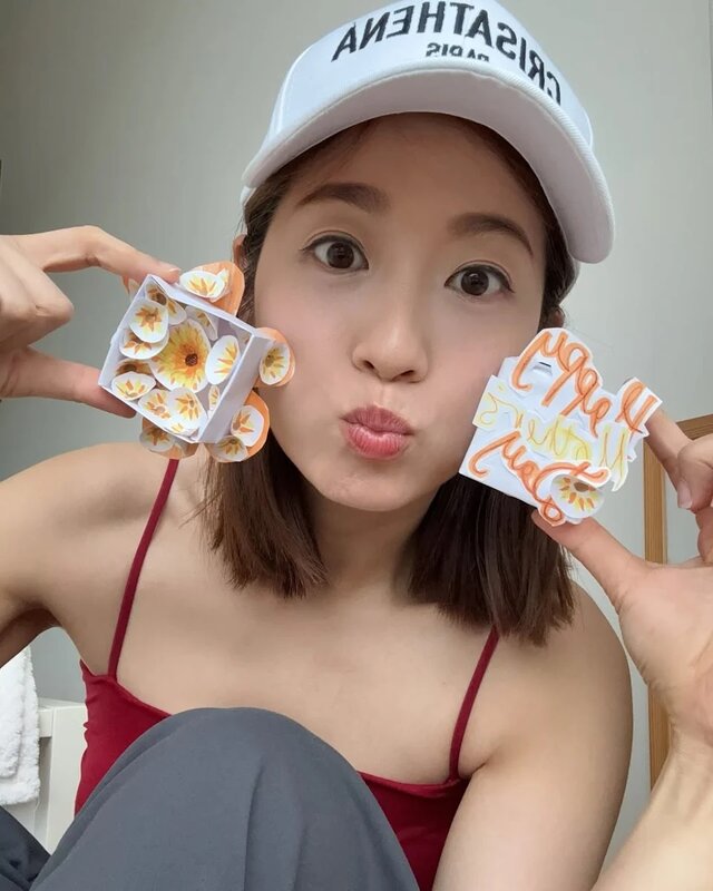 2 陳自瑤身穿紅色吊帶小背心，展示女兒的母親節禮物。（IG@陳自瑤Yoyo）.jpg