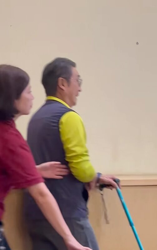 3 劉松仁揸住拐杖現身，而且行得健步如飛.jpg
