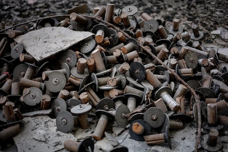 5  工廠雖然廢棄多年，廠內仍然遺留着大量昔日生產工具。.jpg