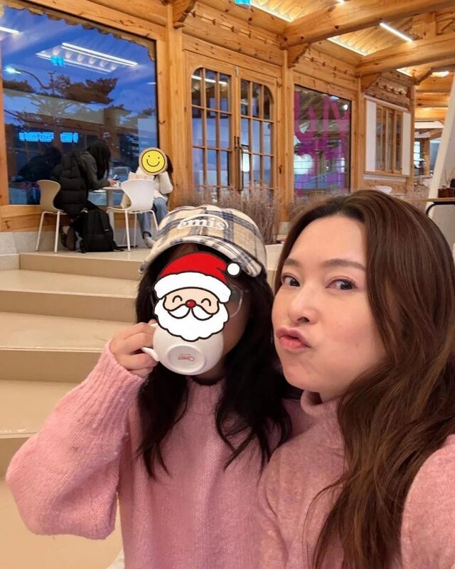 2 歐倩怡不時曬出母女合照，但不忘把女兒樣貌遮蓋。.jpg