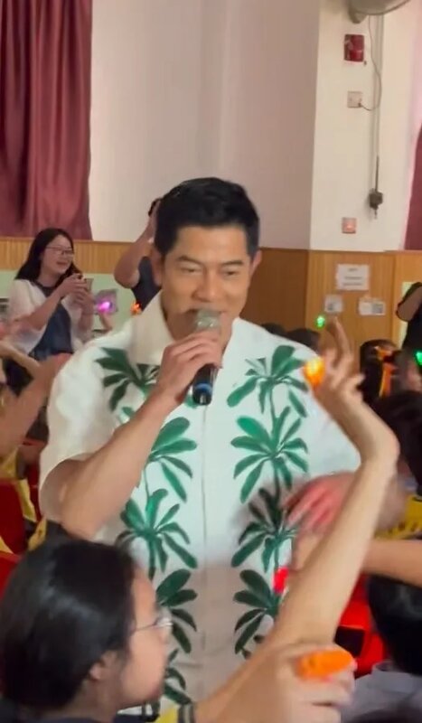 3  城城由台上唱到台下，近距離與學生互動，聽到小學生唱得比自己還大聲，令城城十分.jpg