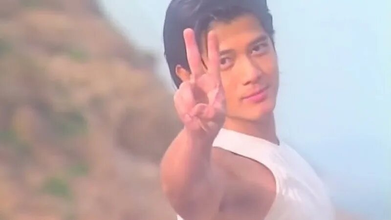 5 城城當年拍攝《強》的MV時，年輕帥氣。（《強》MV截圖）.jpg