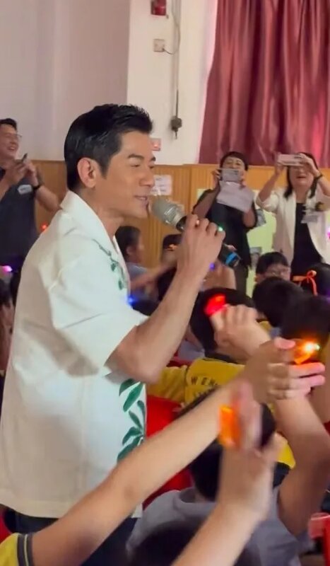 4   城城唱《強》的時候，現場小學生大聲跟著唱，老師則拿手機拍攝，場面熱鬧又熱血。.jpg