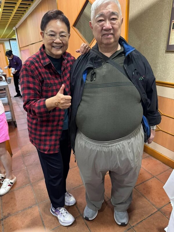 1 梁文韜與傳媒人汪曼玲合照，可見其大肚腩已再現，體形龐大儼如「米芝蓮人」。.jpg