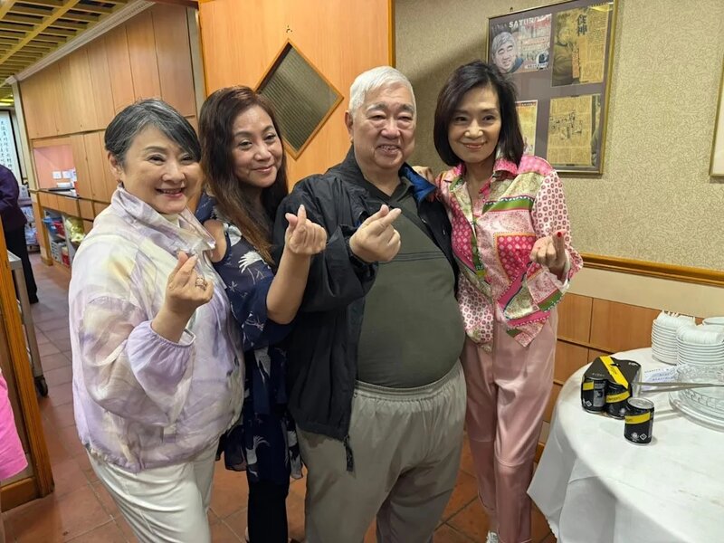 3 梁文韜與眾人合照時，其大肚腩成為焦點，右為資深藝人吳麗珠。.jpg