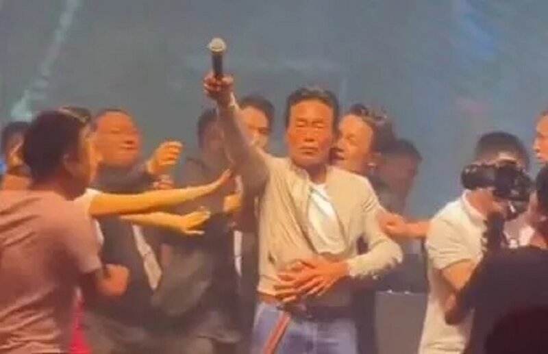 1 鄭浩南內地登台被男粉絲「熊抱」場面勁混亂 不慌不忙舉咪大合唱.jpg
