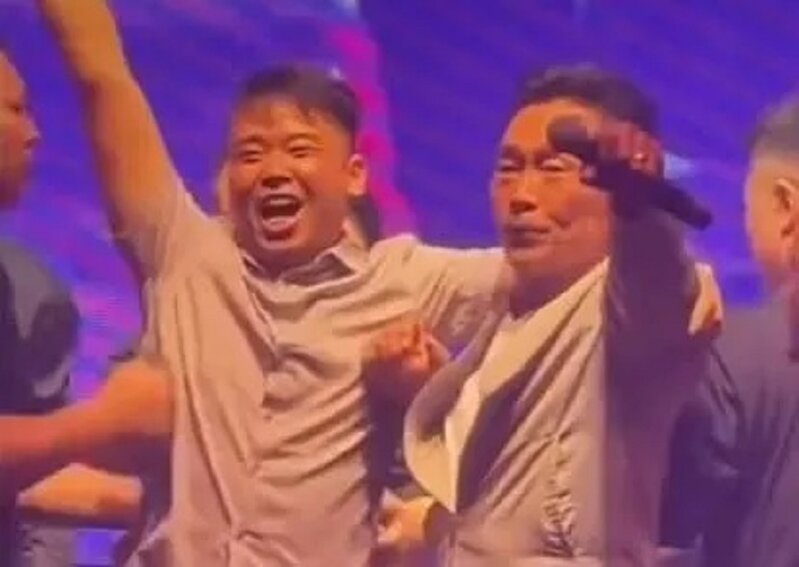 2 鄭浩南在內地登台，被逾二十粉絲衝上台要求合照合唱(Facebook網路影片截圖).jpg