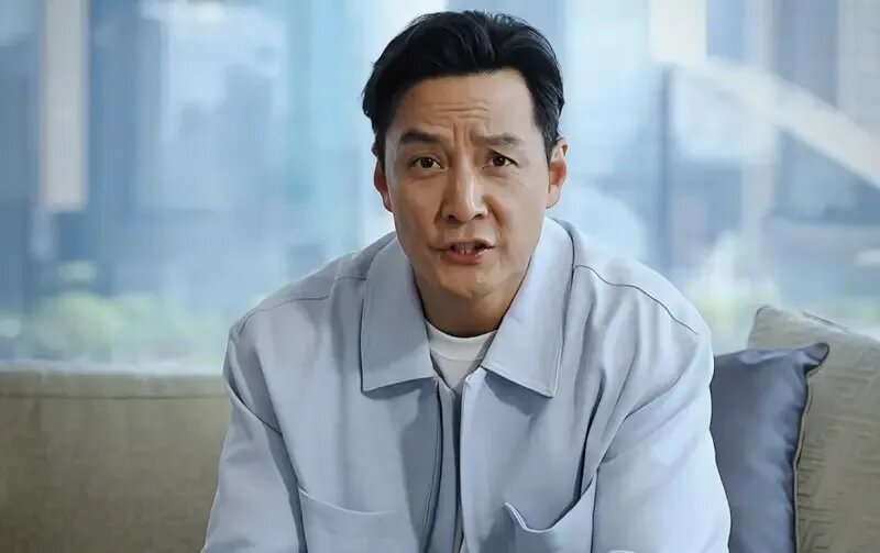 1 ▲50歲吳彥祖近期現身中國上海打工，一下當街頭攝影師、一下在美髮店幫人洗頭，還有.jpg