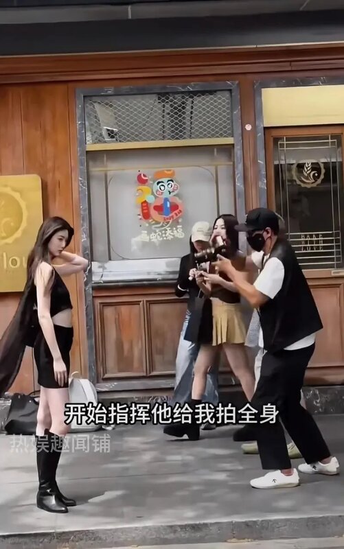 2 美女沒認出吳彥祖（右），還指揮吳彥祖拍照。（圖／翻攝自小紅書）.jpg