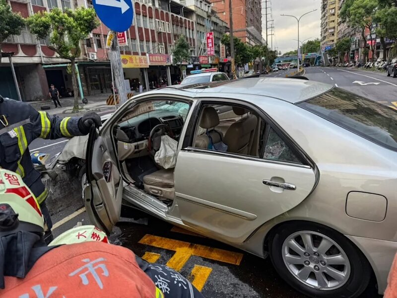 台灣新北市有私家車高速撞向人群3死12傷.jpg