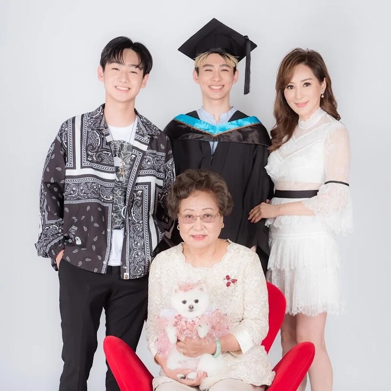 4  羅霖長子Nathan（後排中）與次子Jordan（後排左）均在美國留學，早年Nathan大學畢.jpg