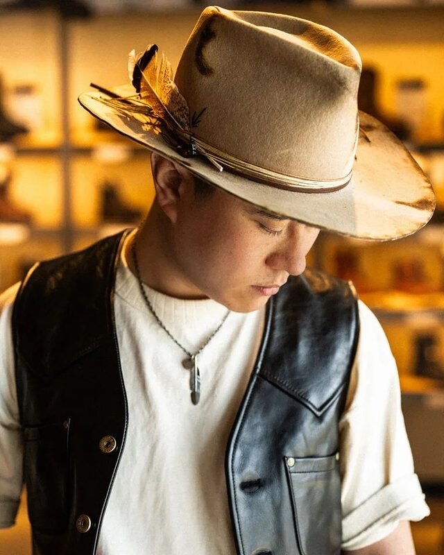 3  黃秋生透露長子定居加拿大，在一家服裝公司擔任經理，照片是他為品牌客串當模特兒.jpg