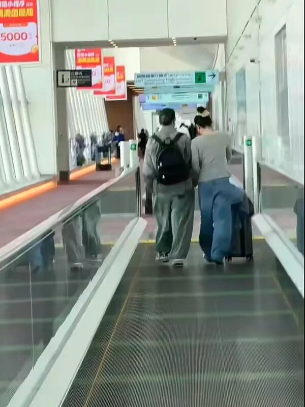 4 有網民聲稱影到謝霆鋒同王菲現身北京機場.jpg