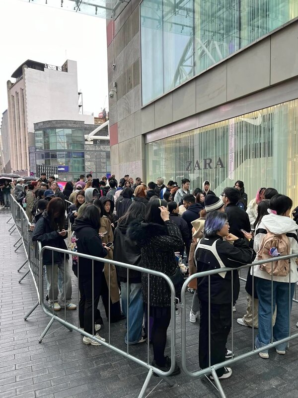 英國伯明翰分店去年開張，粉絲在門外大排長龍。（POP MART UK facebook）.jpg