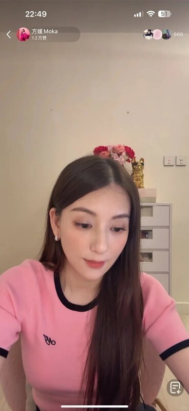 4 方媛被傳第三度懷孕，日前直播時似刻意不拍到肚子，零濾鏡下狀態不容。（小紅書@方媛）.jpg