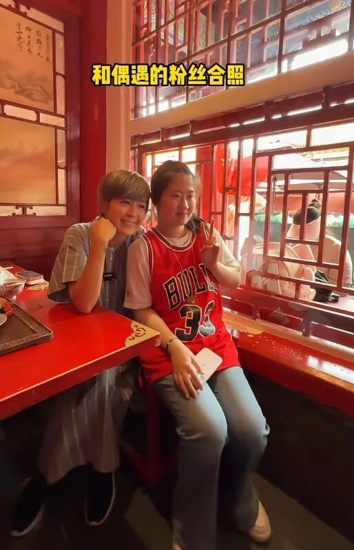 1 唐寧遊故宮時遇到粉絲邀請合照。（小紅書@唐寧&思遠閨蜜會）.jpg
