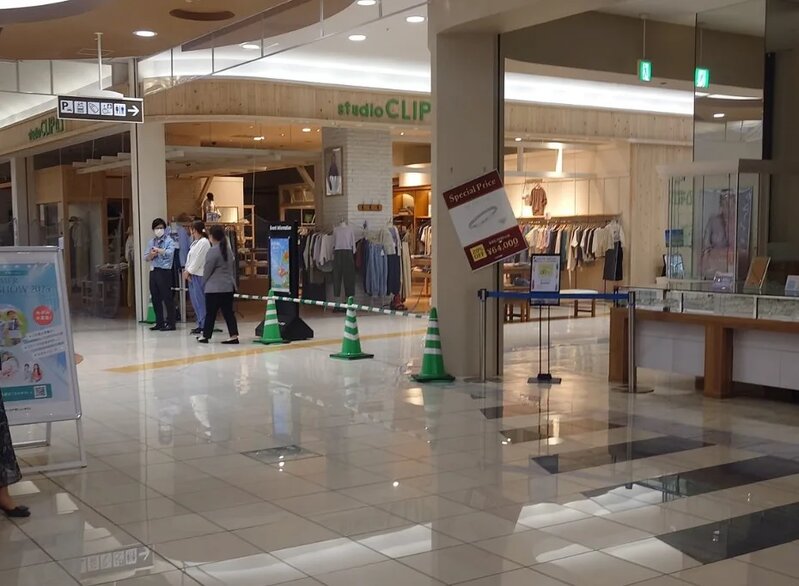 日本千葉縣有男子在商場噴催淚氣體 逾 40 人不適 大批警員疏散人群.jpg