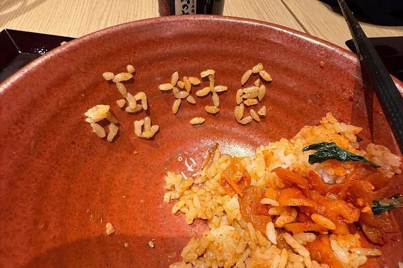 1 有網民覺得餐廳的食物質素有待改進，遂在飯碗上即時留食評作無聲抗議。(Threads截圖).jpg