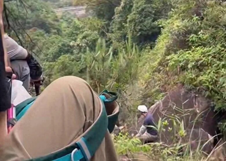 母親爬山拍照墮崖身亡 兩子失聲痛哭.jpg