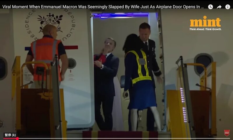1 飛機艙門打開未幾，馬克龍被一隻手推搡，成為國際熱話。.jpg