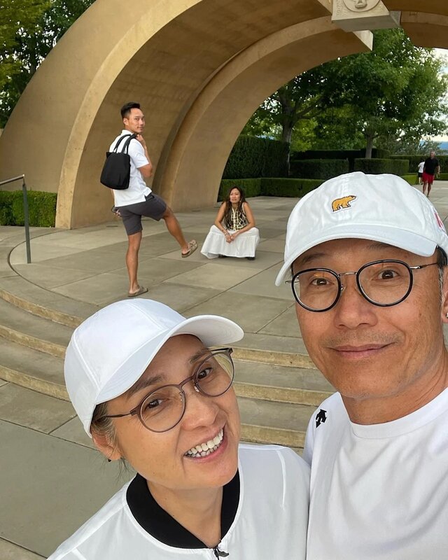 4 苗僑偉與「三嫂」戚美珍恩愛多年，一起變老。.jpg