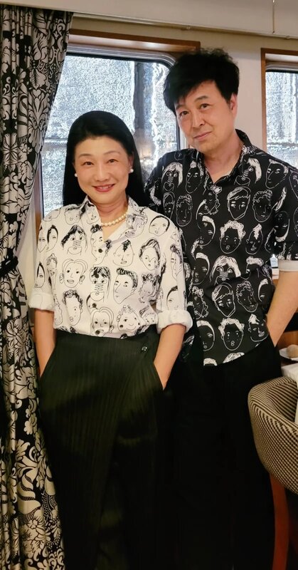 6  潘氏伉儷外遊時日日都以情侶裝示人.jpg