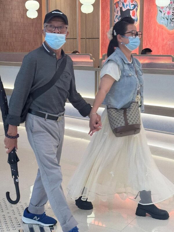 1 何伯何太又話離婚，但就被人影到十指緊扣.jpg