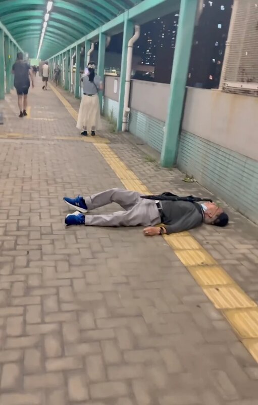 2 何伯早前同途人爭執後攤喺路中心.jpg